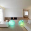 Светящиеся шары RGB LED 20см для улицы в интерьере гостиной