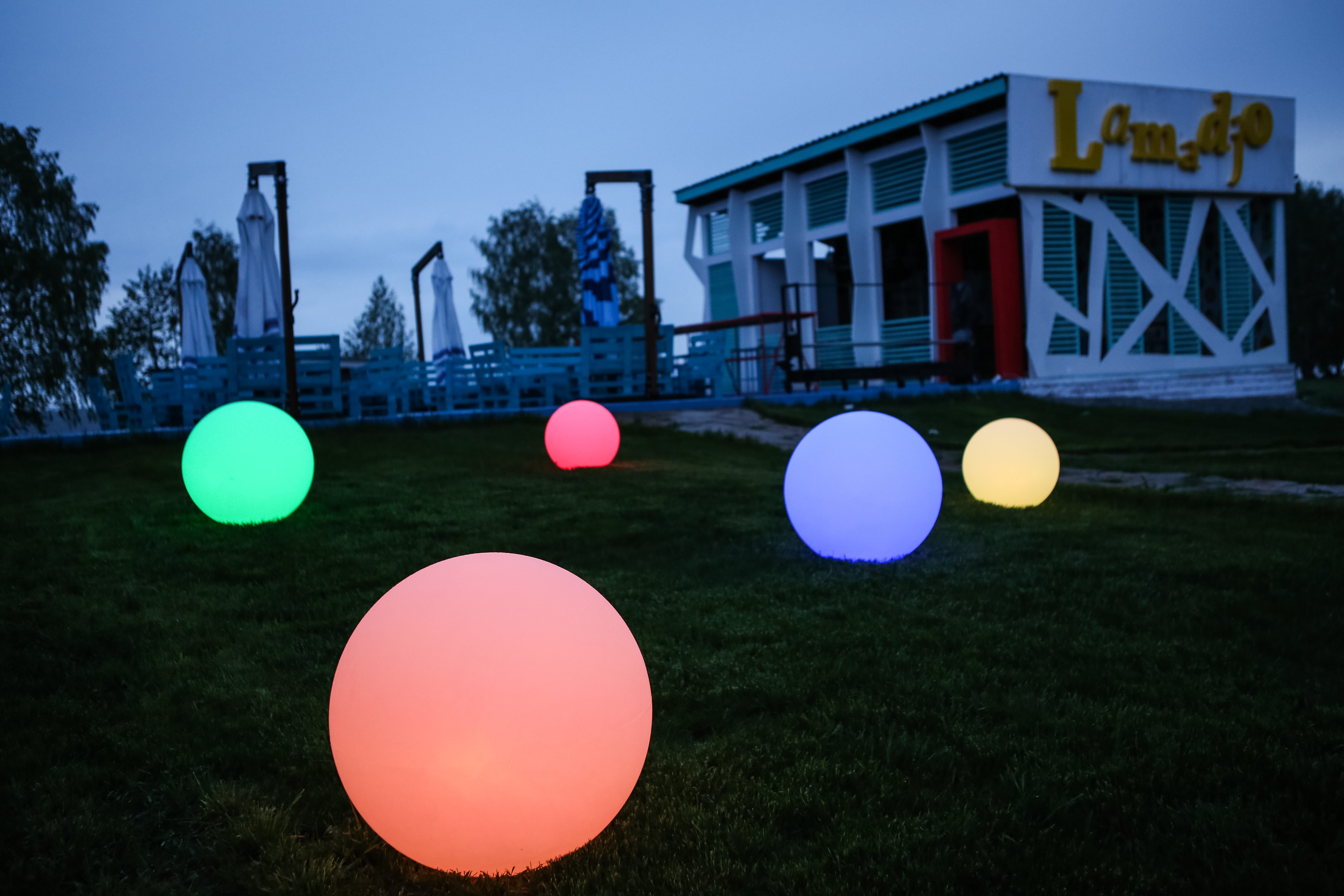 Световая LED мебель, световой шар в ландшафтном дизайне